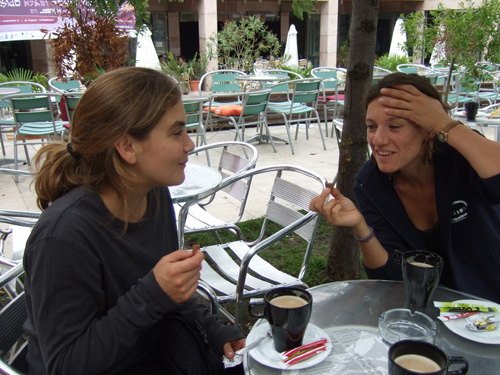 Wir mussten uns mit ganz viel Kaffee und Kuchen dopen, um nicht auf der Stelle einzuschlafen