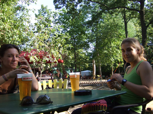 Sonntag: Lecker Borsodi im Kertem, später dazu Riesenburger