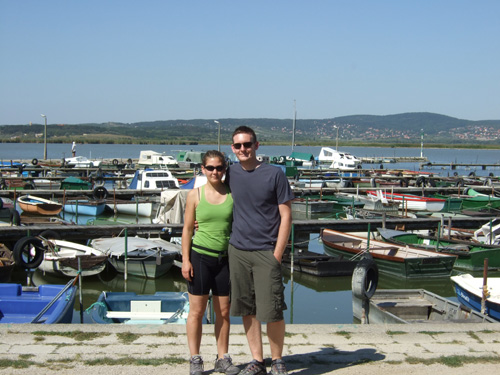 Auftakt unserer Fotoserie: wir fotografieren uns vor diversen Hintergründen