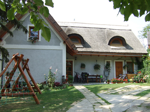 Unterm Dach übernachten wir in einem kleinen Zimmer