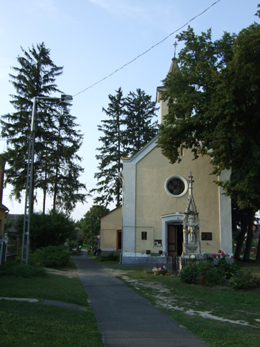 Unterwegs steht in einem idyllischen Ort diese selbstredend idyllische Kirche, die von alten Frauen besucht wird