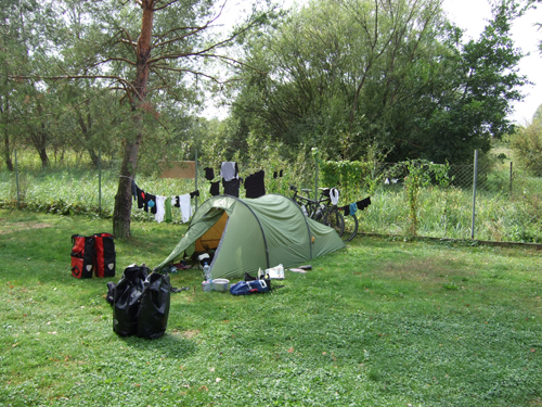 DSCF4974 Früh am morgen kriechen wir aus diesem Zelt. Hinter dem Zaun stehen rechts erstens gruselige verlassene Schuppen und zweitens wohnen und leben dort - zumindest nachts - miese Monster.