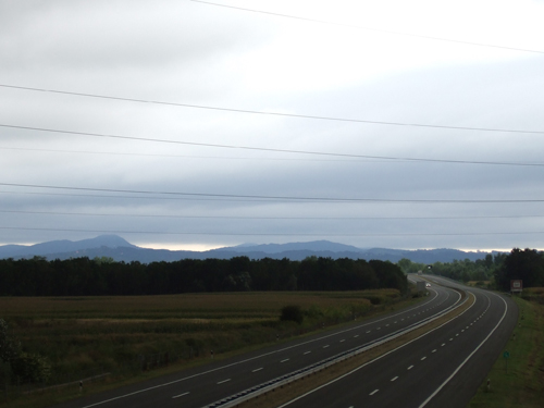 DSCF4984 Die Aussicht, über diese Berge fahren zu müssen, kommt uns erstmal etwas seltsam vor.