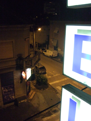 Ein Traum wird wahr! Direkt  vor meinem Hotelzimmerfenster leuchtet eine Neonreklame und ich schaue auf eine abgefuckte Ecke in der Nähe des Busbahnhofes. Vorsicht vor Touristennepp: ist hier verbreitet.